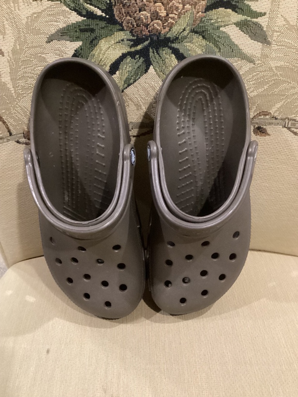 Unisex Crocs Classic Clogs “Coffee” - Size Men 7/Women 9